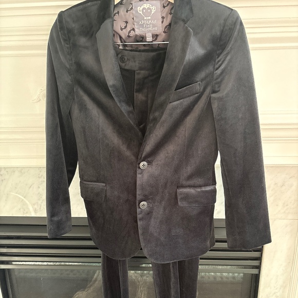 Boy’s Velvet Suit with Accessories - Picture 1 of 12